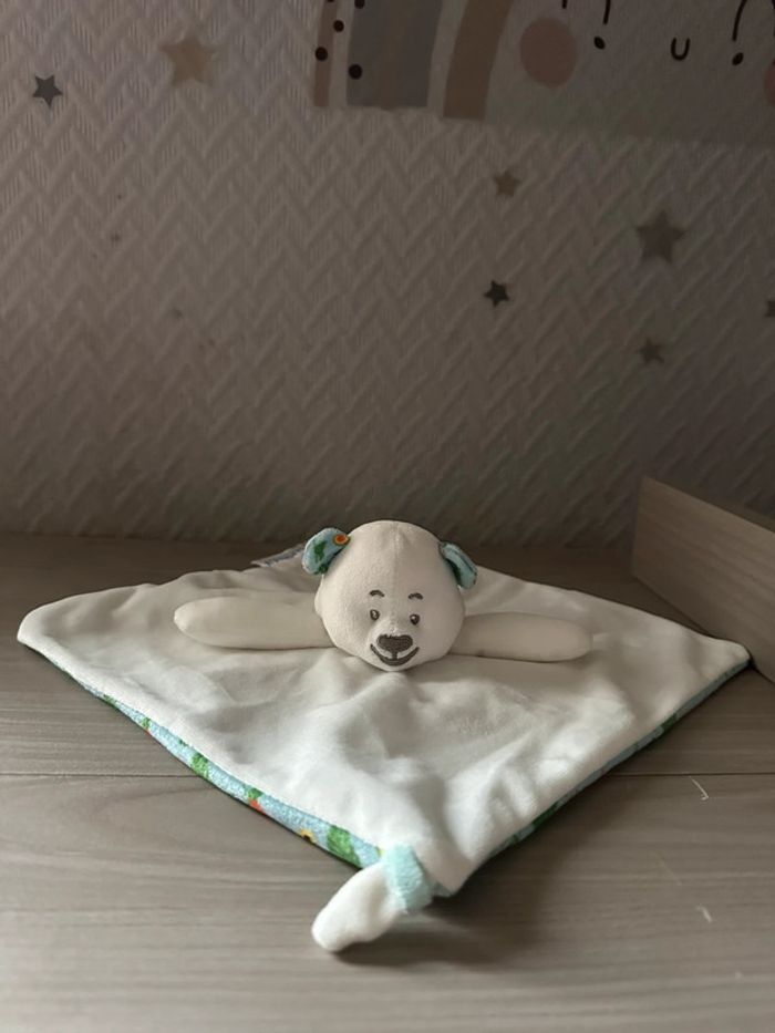 Doudou ours blanc bleu Musti Mustela