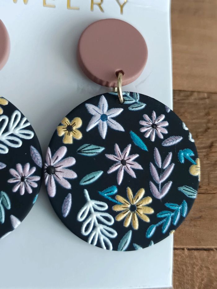Boucles d'oreilles rondes noires fleurs - photo numéro 2