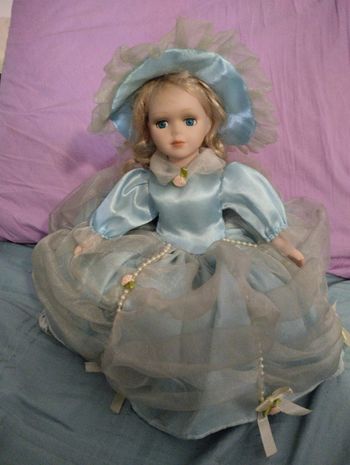 Poupée avec un chapeau