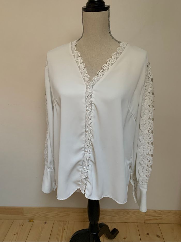 Blouse blanche élégante avec dentelle