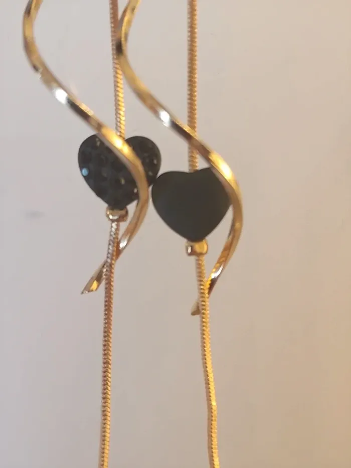 Boucles d'oreilles dorés avec coeur noir - photo numéro 4