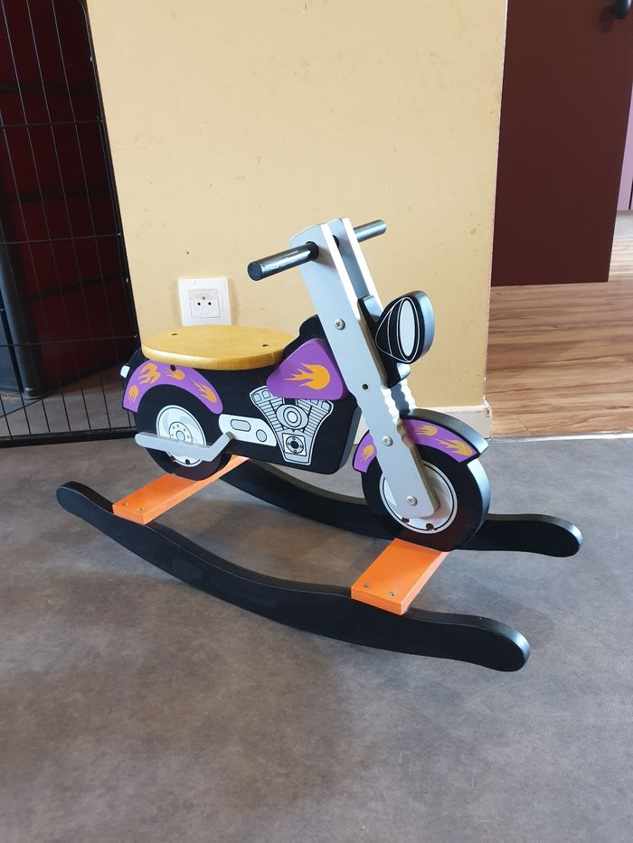 Moto à bascule en bois