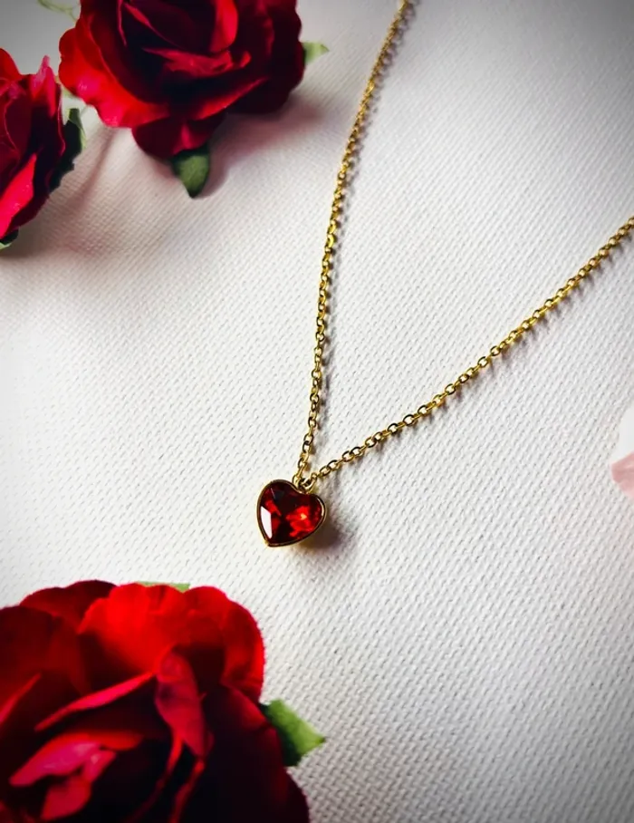 Collier en acier inoxydable doré – Pendentif cœur rouge style pierre taillée
