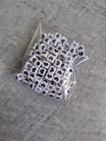 Perles blanches carrées cœurs noirs