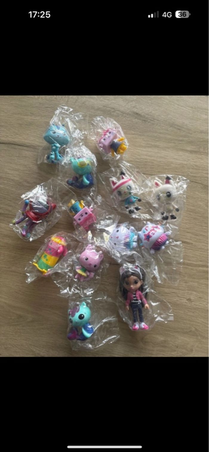 Lot 13 figurines gabby chat