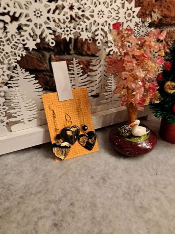 Boucles d'oreilles pendante avec pendentif assortie noir et doré