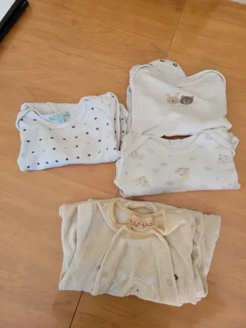 Lot 3 bodies ML et 1 pyjama velours 6 mois