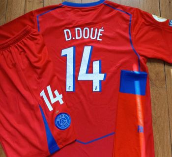 Kit PSG 12 ans modèle Doué rouge 2026 patch étoile