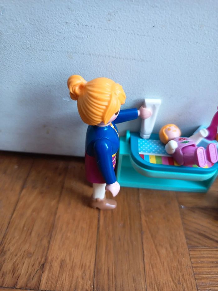 Maman avec bébé et table à langer playmobil - photo numéro 3