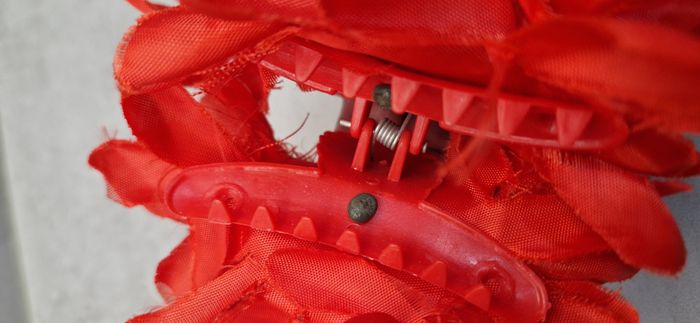 Pince à cheveux fleur rouge - Bon état - photo numéro 3