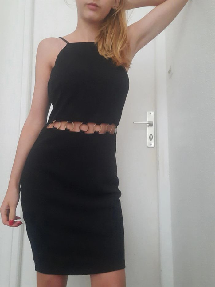 Robe noir chic avec œillet