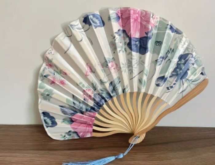 Eventail fuschia violine, bleu et vert aux courbes arrondies