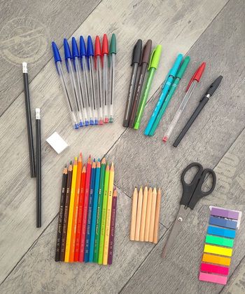 Lot de fournitures de bureau / scolaires, neufs et d'occasions