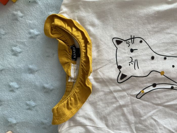 teeshirt manches courtes blanc à col moutarde ouverture totale au dos 9 mois kiabi - photo numéro 8