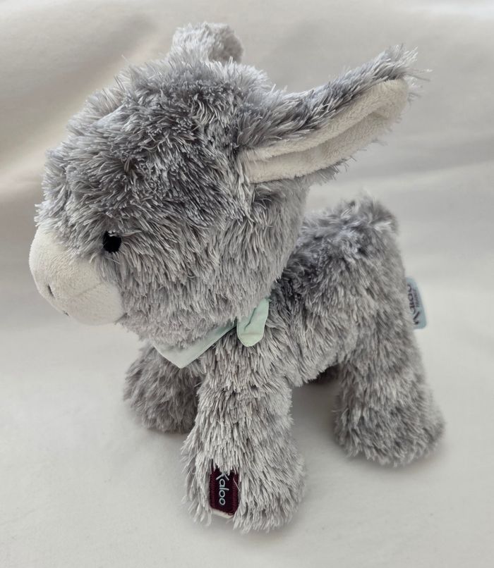 Doudou peluche Les amis Régliss âne grelot - KalooDoudou peluche Les amis Régliss âne en velours poils de couleur gris et en velours de couleur blanc. 
Oreilles avec bruit de papier froissé. 
 Bruit de grelot dans la tête.
Petites billes dans le corps .
F