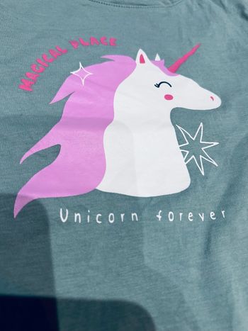 Teeshirt manches longues vert claire motif licorne 🦄 8 ans 