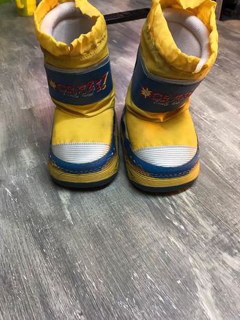 Boots de neige jaune et bleu.