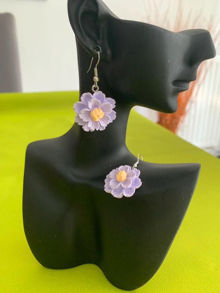 Boucles d’oreilles fleur violette en résine