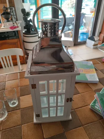 Lanterne en bois avec toit en métal