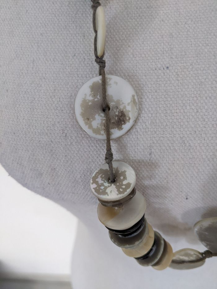 Collier sautoir noir avec pierres plates beige, taupe et noir - photo numéro 2