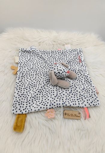 Doudou chien Amy et Zoé Tidou Veloudoux Noukie's blanc pois/points noir