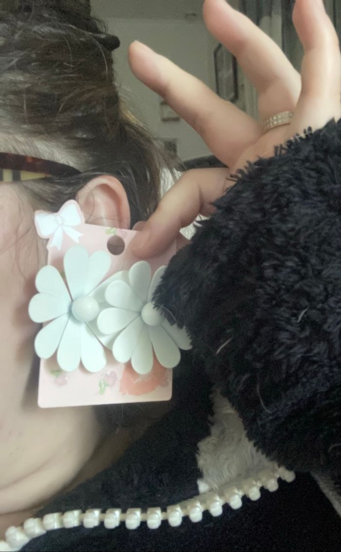 Boucles d’oreilles NEUVES pour femme en forme de fleurs couleur blanc - photo numéro 2