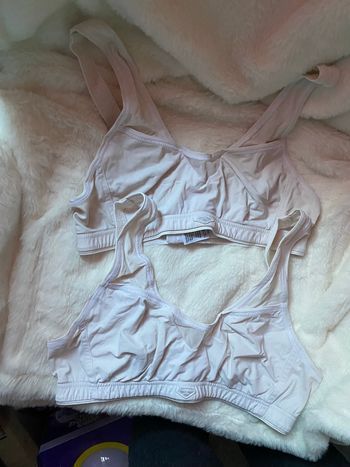 Lot de deux brassières Arena une 85B et une 85C / lot de deux soutiens Arena gorge un 85B et un 85C. En parfait état.