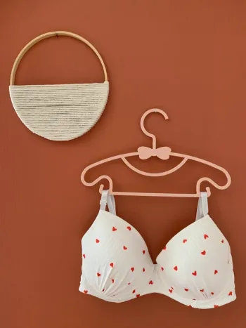 Soutien-gorge blanc à coeurs rouges – Taille 75C