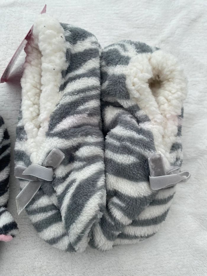 2 paires de chaussons pantoufle 28-30  neuf - photo numéro 3