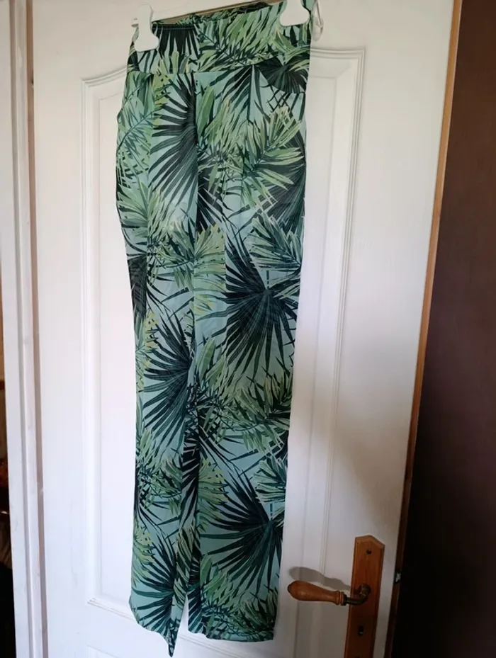 Neuf Pantalon en voile Molly Bracken taille XS vert menthe motif palmiers - photo numéro 2