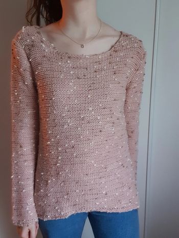 Pull rose avec pois blanc et marron