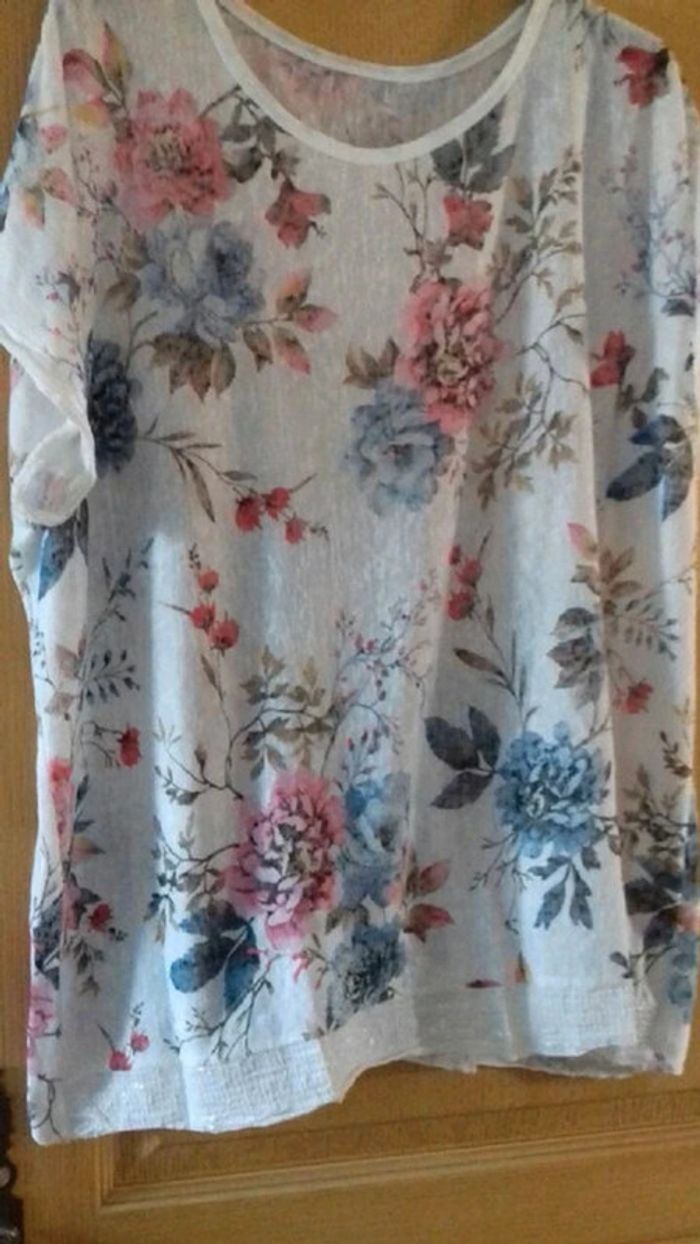 Tee shirt blanc fleuri porté une fois sequins brillants taille 46