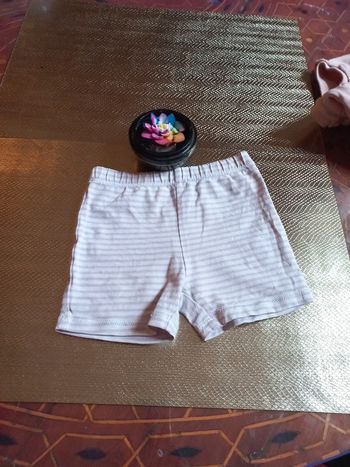 Joli short rayé 9 mois