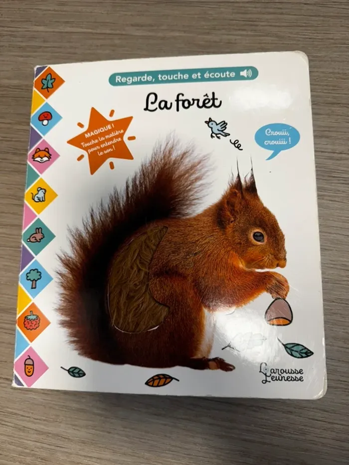 La forêt regarde touche et écoute