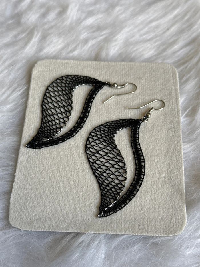 Paire de boucle d'oreilles noires faite au crochet