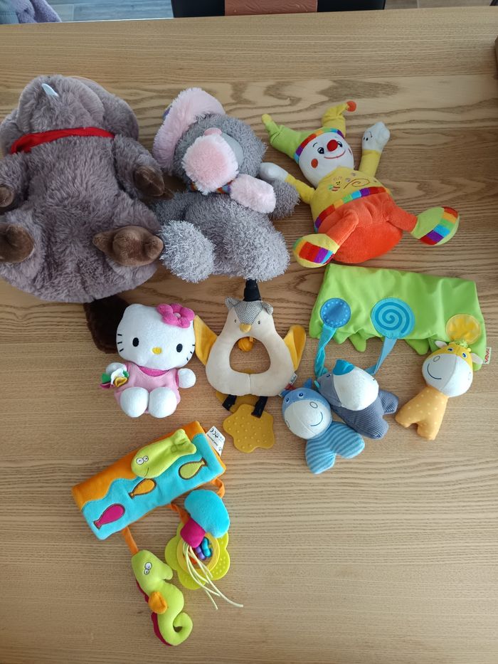 Lot jouets bébé