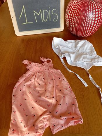 Combishort et chapeau taille 1 mois en très bon état