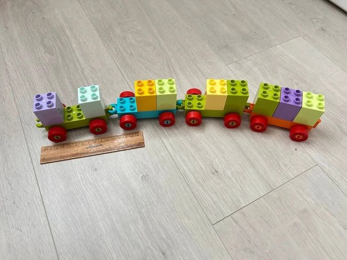 Petit train avec cubes à empiler