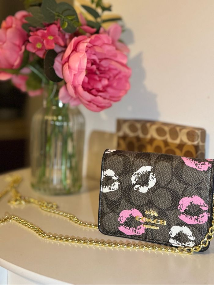Porte-monnaie / mini sac Coach motif lèvres cerise – édition spéciale - photo numéro 2