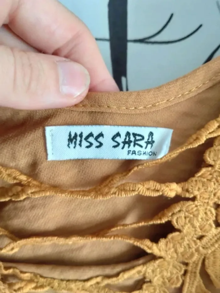 T-shirt top femme épaules dénudées moutarde Miss Sara Fashion - photo numéro 2