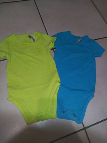 Lot 2 bodies manches courtes