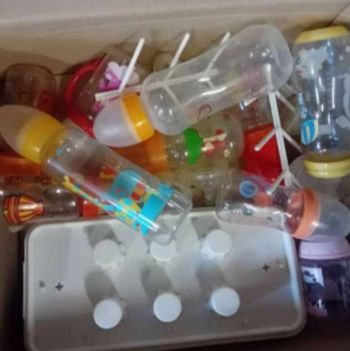 Lot biberons sans tetines + Egoutoir+ chauffe biberon + badeau chauffe biberon voiture + transat bain