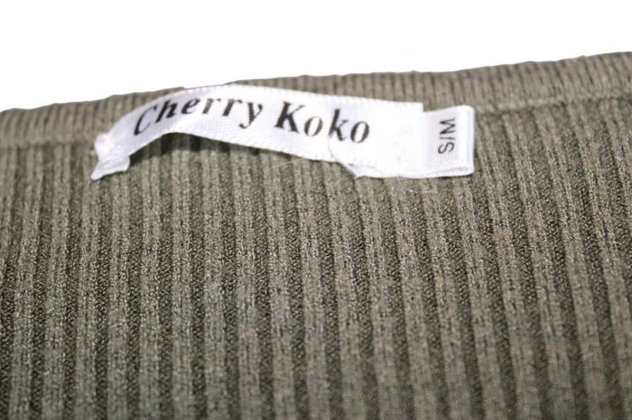 🌿 Crop top kaki Cherry Koko, taille S/M, en très bon état ! 🌿 - photo numéro 3