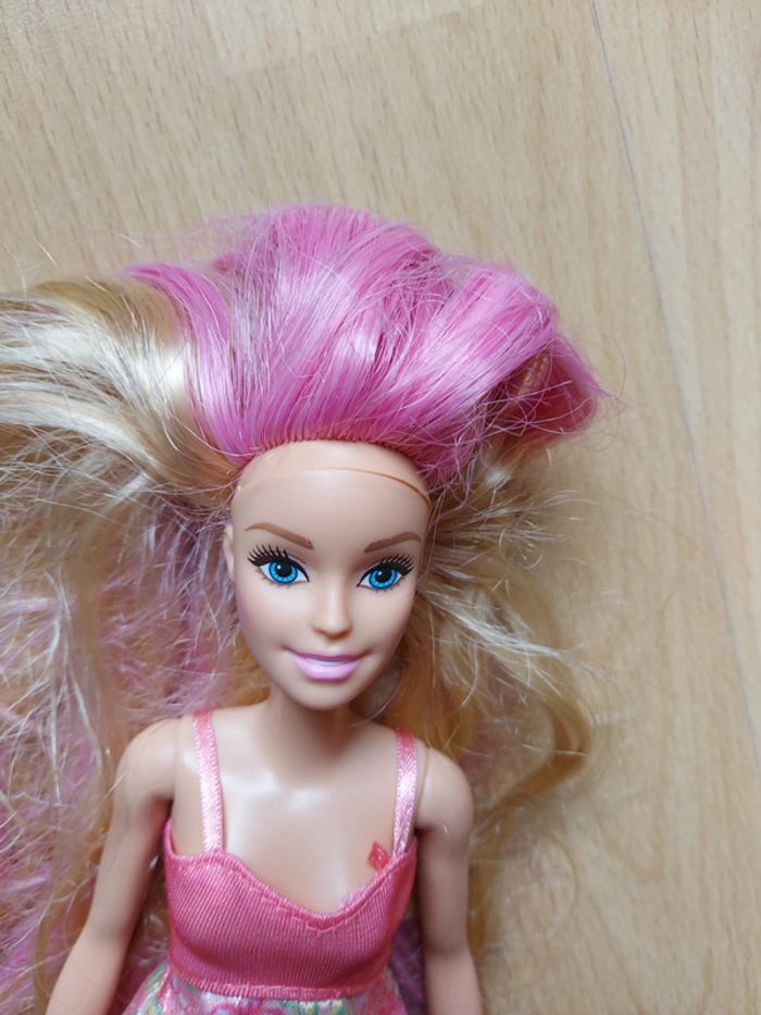 Barbie avec tête pivotante pour changer la couleur de ses cheveux - photo numéro 3