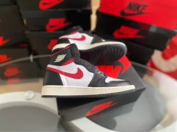 Jordan 1 high retro noir gym red