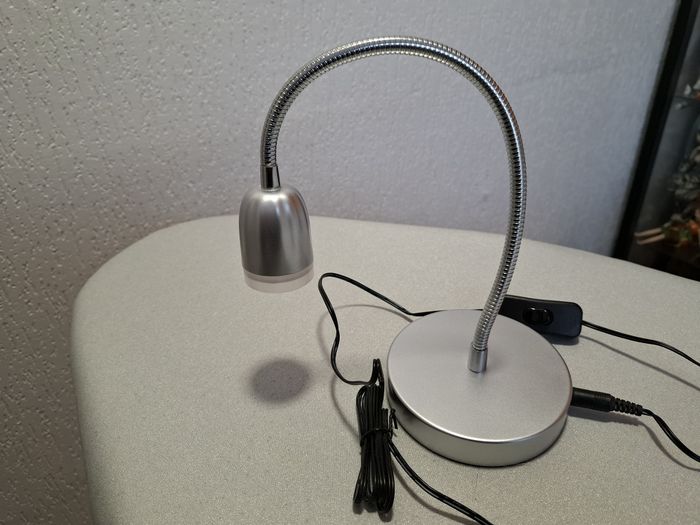 Jolie petite lampe led flexible de bureau/table de chevet Livarno argentée comme neuve - photo numéro 4