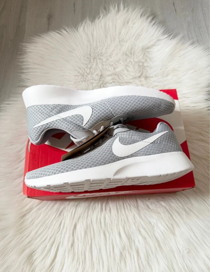 Baskets Nike Tanjun – Taille 44,5 – Gris clair/Blanc – Neuf avec étiquette - photo numéro 8