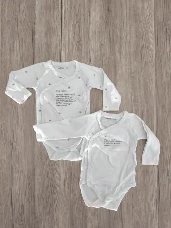 Lot de deux body blanc avec inscription mignonne