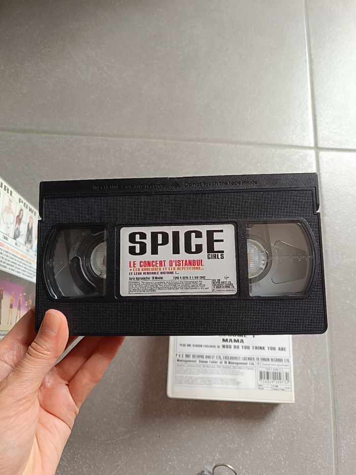 Lot de Lot de 2 cassettes VHS Spice Girls et un porte-clés. - photo numéro 6