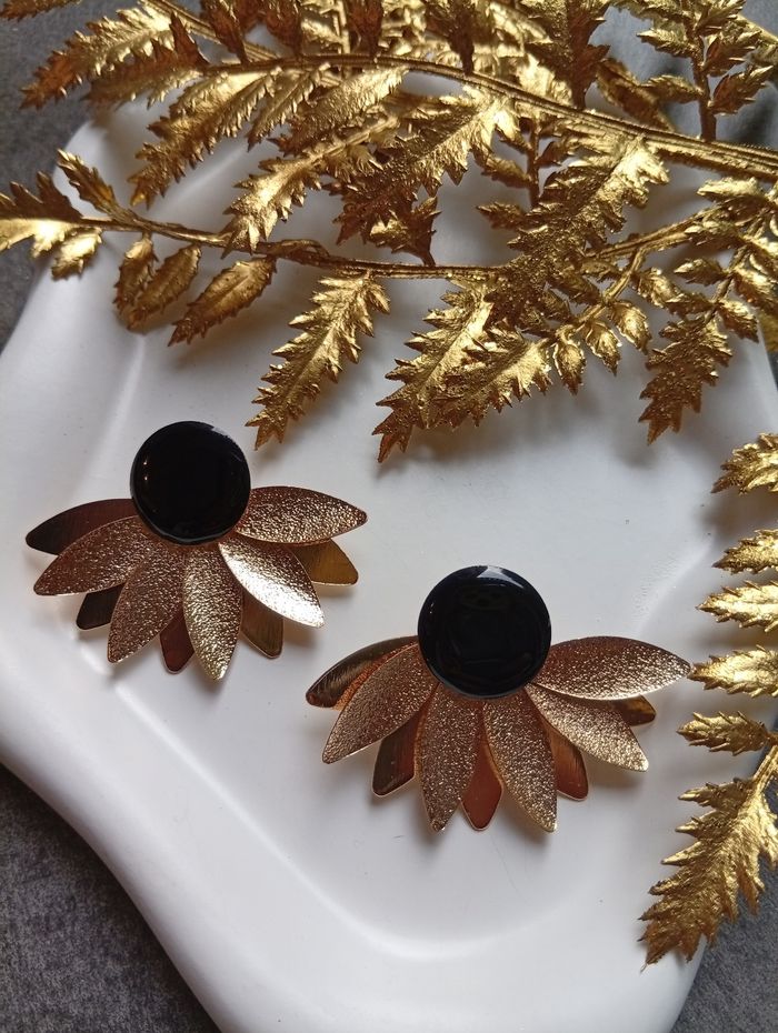 Boucles d'oreilles fleur noir et pétales de feuilles dorées - photo numéro 3